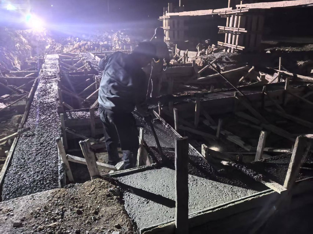 华丰羊庄重卡充电站抢抓工期完成地面硬化