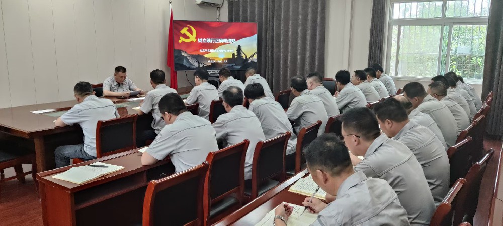 鑫岩公司党总支书记讲授专题党课