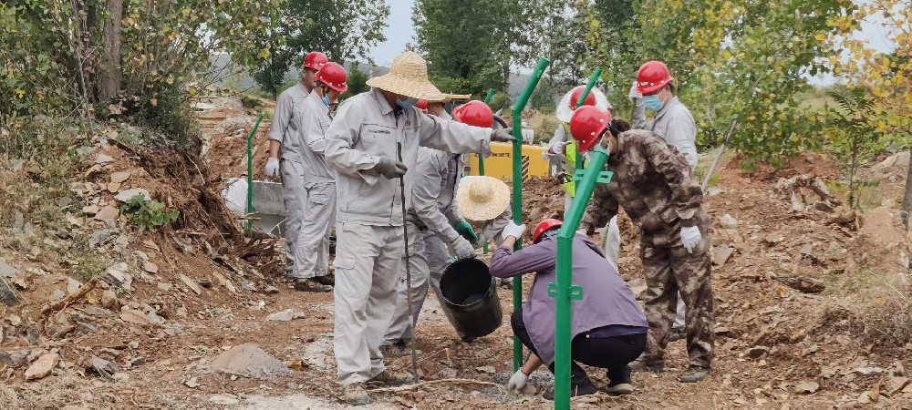 实干降本 聚力增效——鑫岩公司自主开展矿区界网安装活动